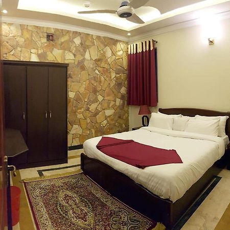 Triple One Hotel Abbotábád Kültér fotó