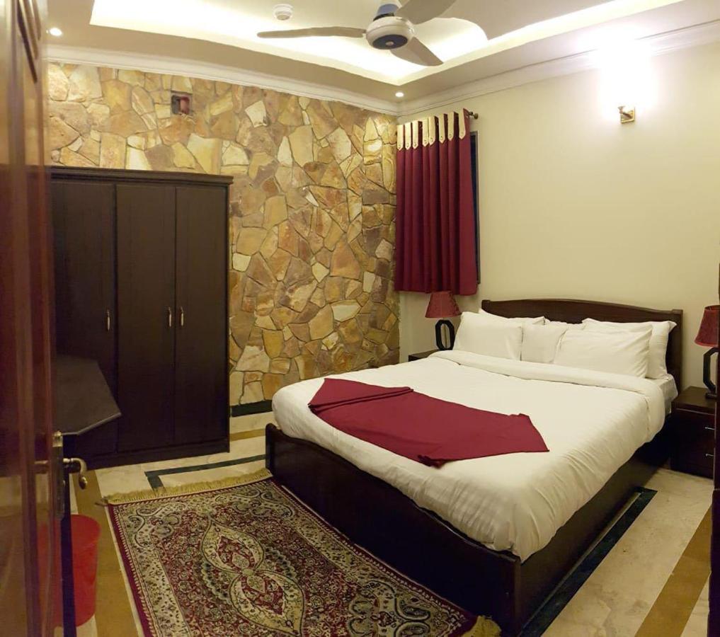 Triple One Hotel Abbotábád Kültér fotó
